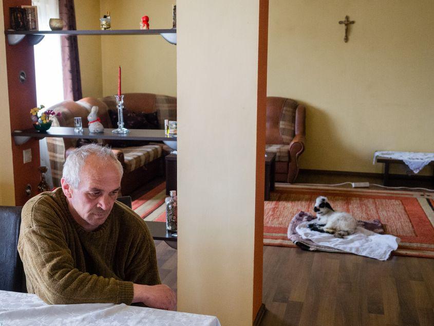 Fermierul Călin Naiță şi Tiţa, mieluţa salvată din incendiu. Fotografii: Raul Ștef