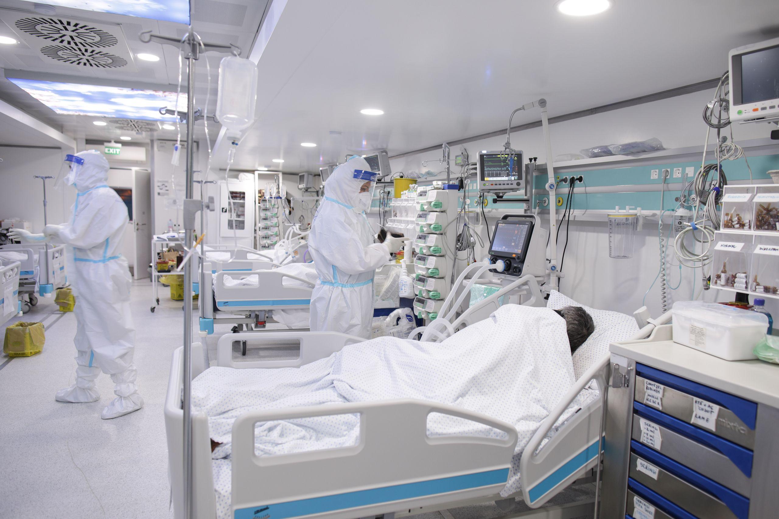 Pacienți internați cu diagnosticul Covid-19 sunt îngrijiți de medici în saloanele si ATI din cadrul Institutului de Pneumoftiziologie Marius Nasta din Bucuresti, 31 martie 2021. Inquam Photos / Octav Ganea