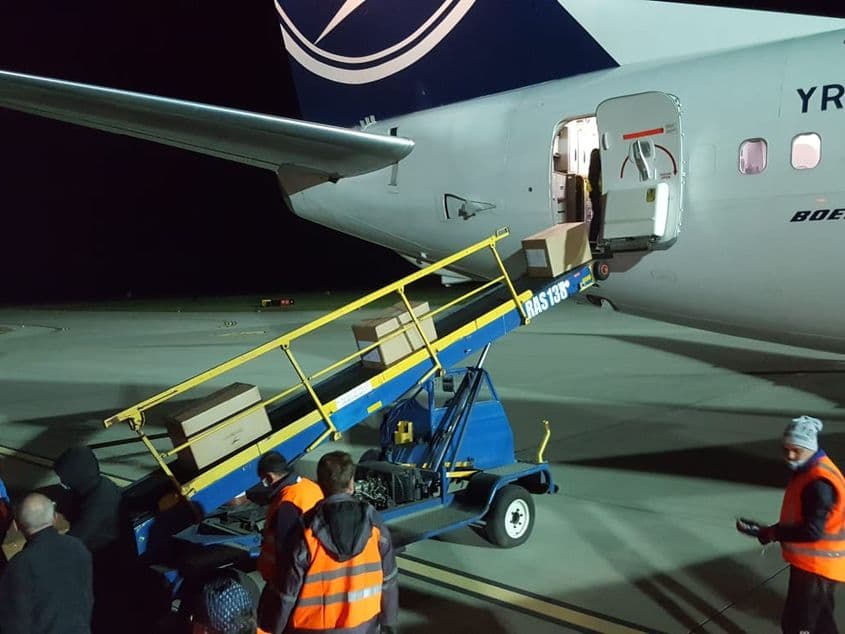 Unul din transporturile de echipament medical din China ajunge pe aeroportul din Oradea. FOTO: pagina oficială a primarului Ilie Bolojan (c)