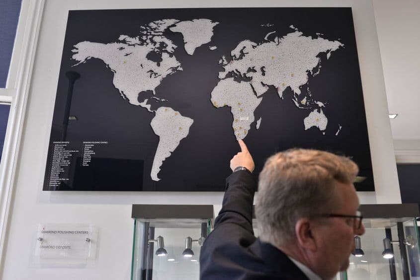 Harta cu locurile de pe glob de unde se extrag diamante și cu centrele de prelucrare a acestora.