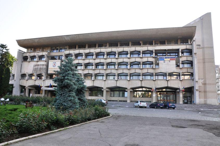 Clădirea Comitetului Județean al PCR din Botoșani, neatinsă de glonț, a fost maternitatea unde s-au născut în liniște eroii revoluției locale.