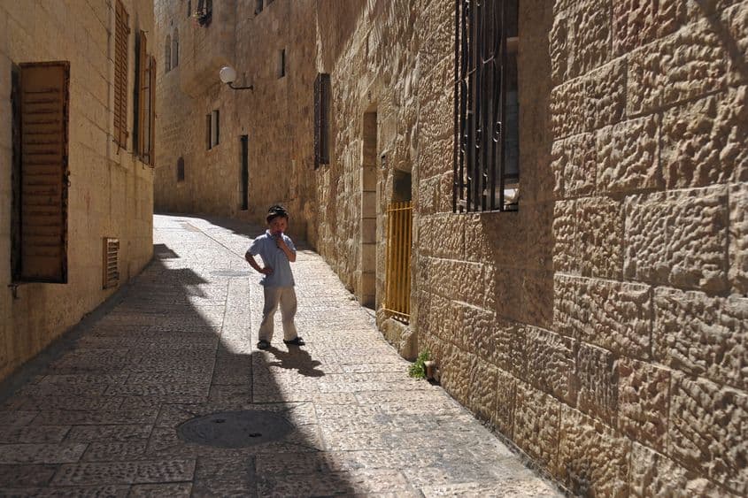 Pe una dintre străduțele lăturalnice ale cartierului evreiesc, complet reconstruit după războiul din 1948, dar păstrând, în cele mai mici detalii, stilul arhitecturii specifice.