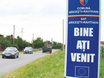 Cu stema în frunte și toaleta în fundul curții