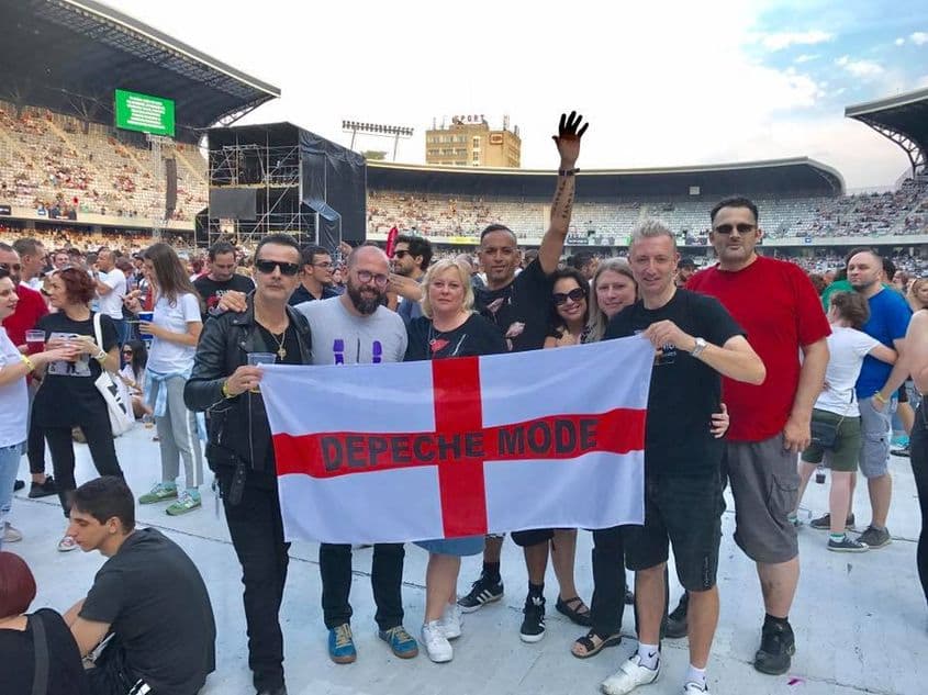 Cristi (al doilea din stânga), alături de prietenii săi britanici, la concertul Depeche de la Cluj. Foto: Arhiva personală