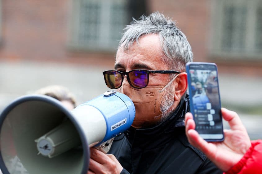 Seful ATI al spitalului judetean, Dorel Sandesc participa la o actiune de reafirmare a valorilor europene ale Timisoarei in fata primariei, marti 6 aprilie 2021, Timisoara. Inquam Photos / Virgil Simonescu