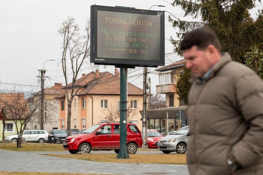 Imaginile de informare din centrul Sebeșului induc oamenii în eroare, consideră o parte a comunității. Foto: Raul Ștef