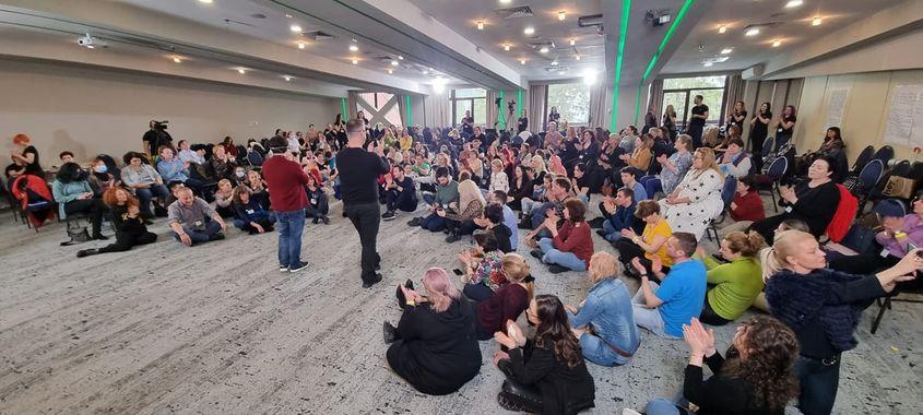 Fiecare serie de curs atrage câteva sute de participanți, iar majoritatea celor înscriși sunt femei. Foto: Facebook, pagină oficială Radu Horia