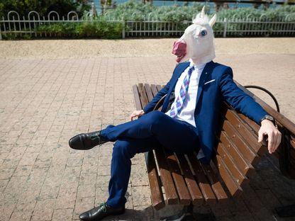 Non-știrile săptămânii: Amenzi pentru purtarea măştii și bănci woke, în oraşul din care nu mai ieși niciodată