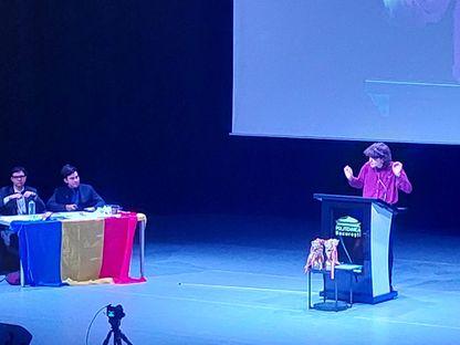 Reportaj de la campionatul european de dezbateri academice. Medalie de argint pentru elevii din România, țara unde 1 din 2 copii nu înțelege ce citește