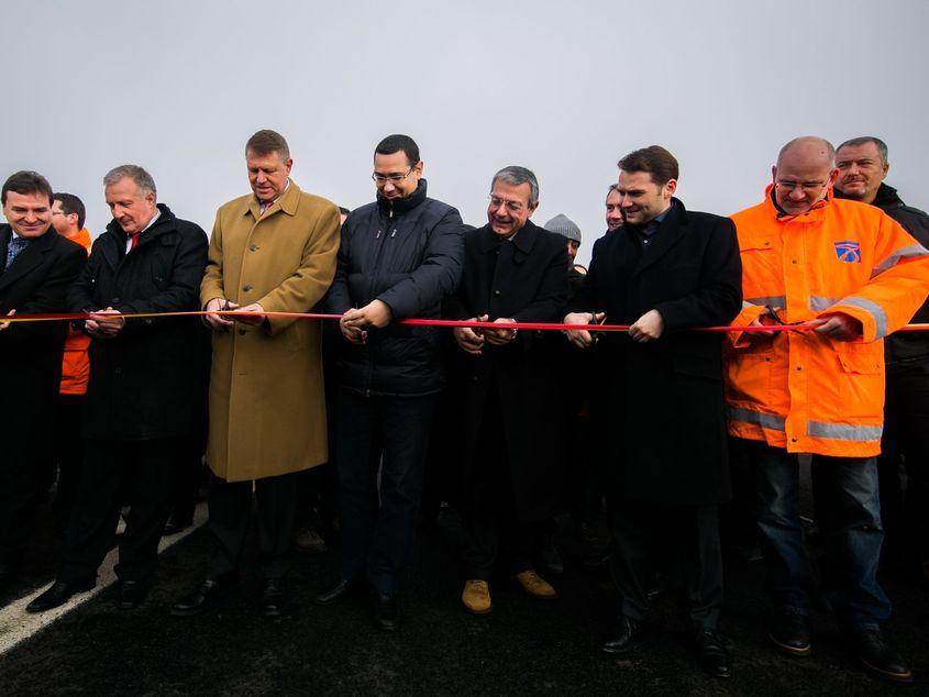 Romanian prime minister Victor Ponta and the then Mayor of Sibiu, Klaus Iohannis, cut the ribbon of the fourth section of the Sibiu-Oraștie motorway, December 2013. Photo: Ovidiu Dumitru Matiu / Inquam Photos