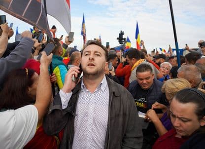 Dat, ca un făcut. Bărbatul care a condus Jaguarul pentru Călin Georgescu la Oradea spune că obișnuiește să ia și oameni la ocazie, fără să aștepte să fie plătit