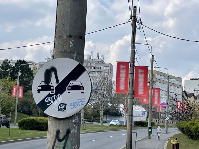 PressOne a relatat cum orașele se umplu de bannere ilegale, pe care primăriile le dau jos cu întârziere.