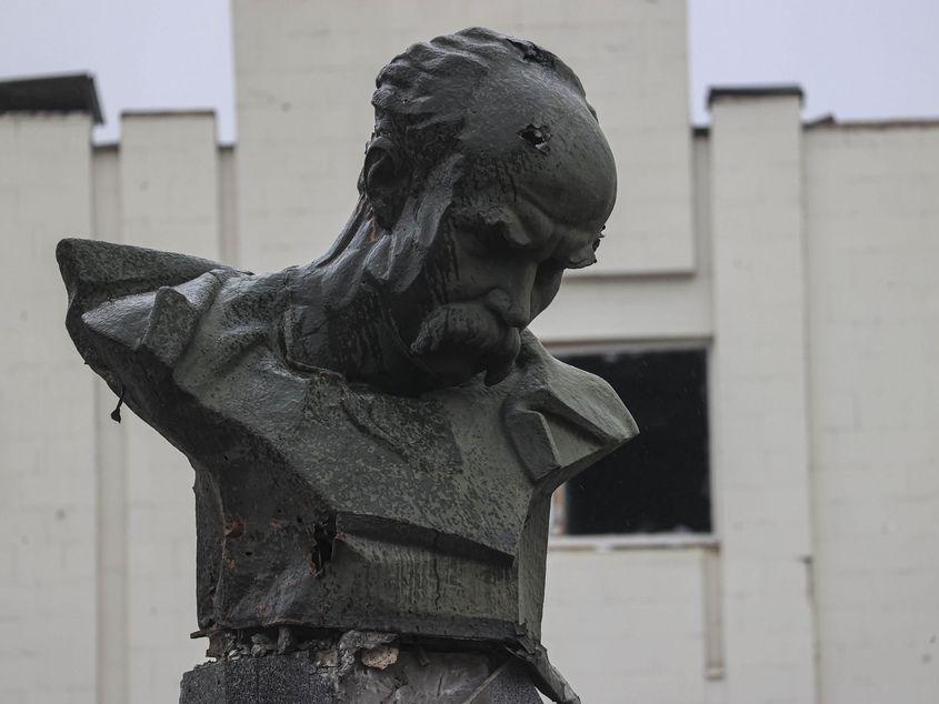 Borodianka - un bust al poetului național al Ucrainei, Taras Șevcenko, împușcat de invadatorii ruși (Metin Aktaş - Anadolu Agency)