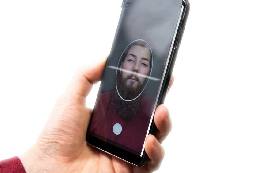 Înainte să crezi cu ochii ce vezi online trebuie să evaluezi dacă e și real. Foto: Cerrophotography / Dreamstime.com