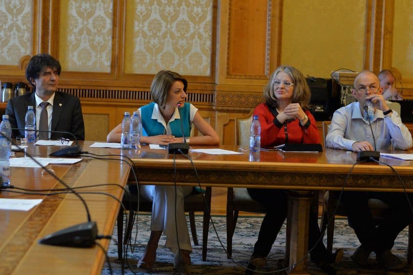 Gabriela Crețu, în roșu.