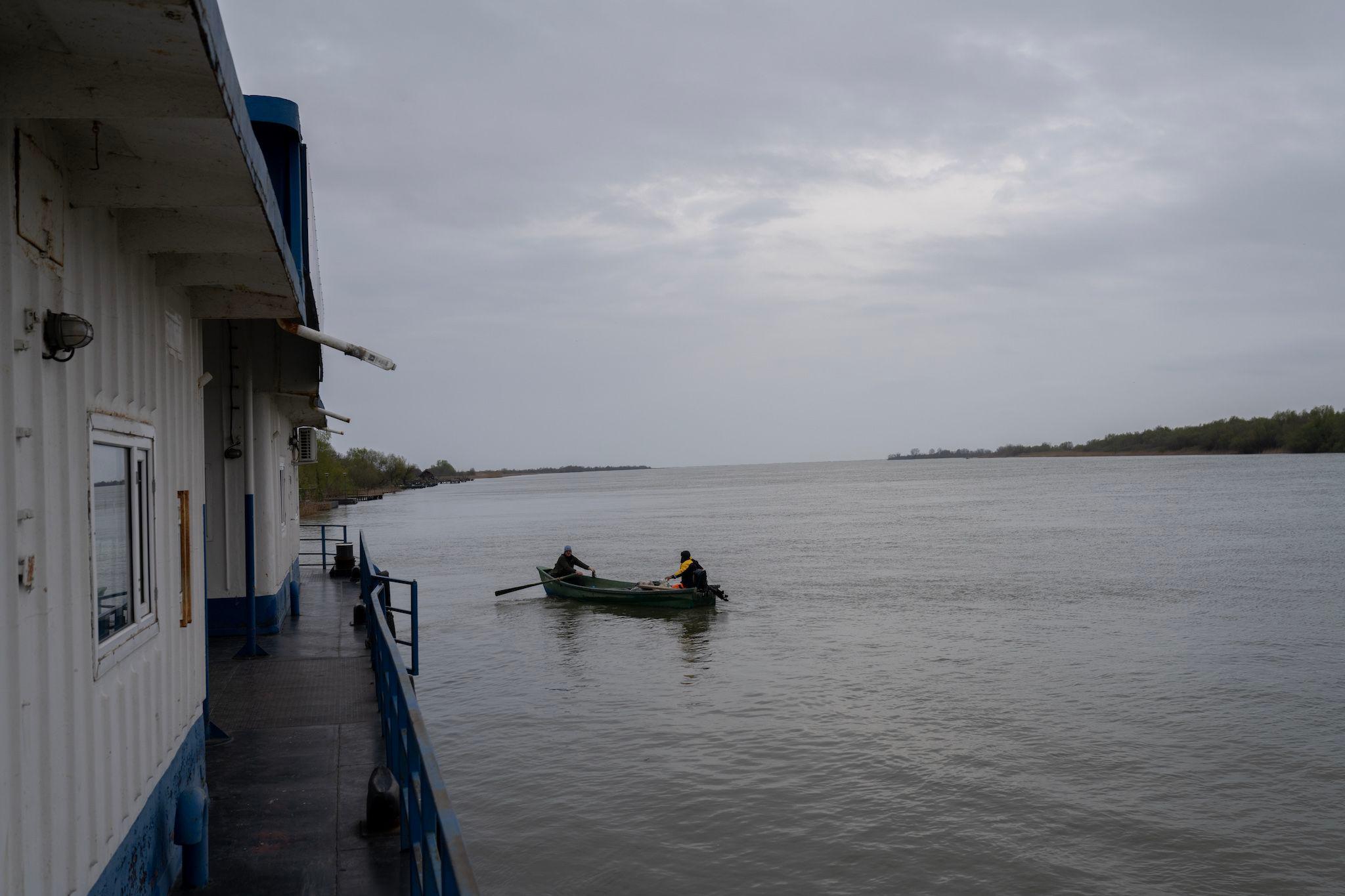 <em>After a day on the water, fishermen from Sfântu Gheorghe return home in the evening. Photo: Andreea Câmpeanu</em>