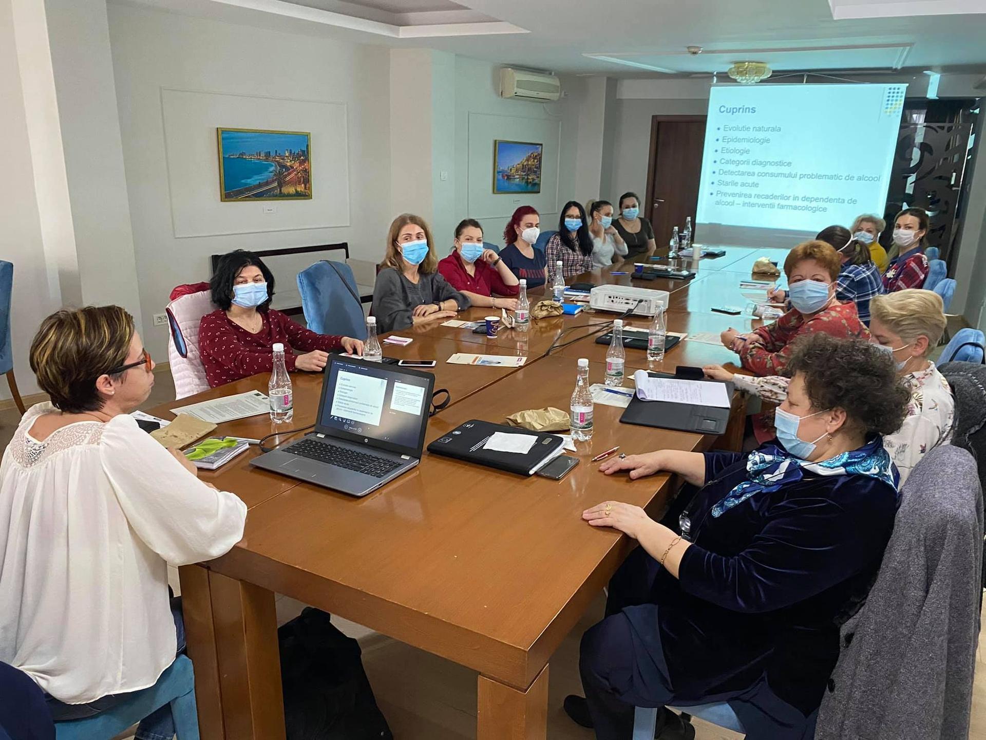 Grupă de cursanți formată din asistenți medicali din secțiile de psihiatrie din întreaga țară, în cadrul proiectului „Creșterea competențelor profesionale ale personalului medical implicat în depistarea tulburărilor afective în prevenția comportamentului suicidar”. Foto: Facebook CNSMLA