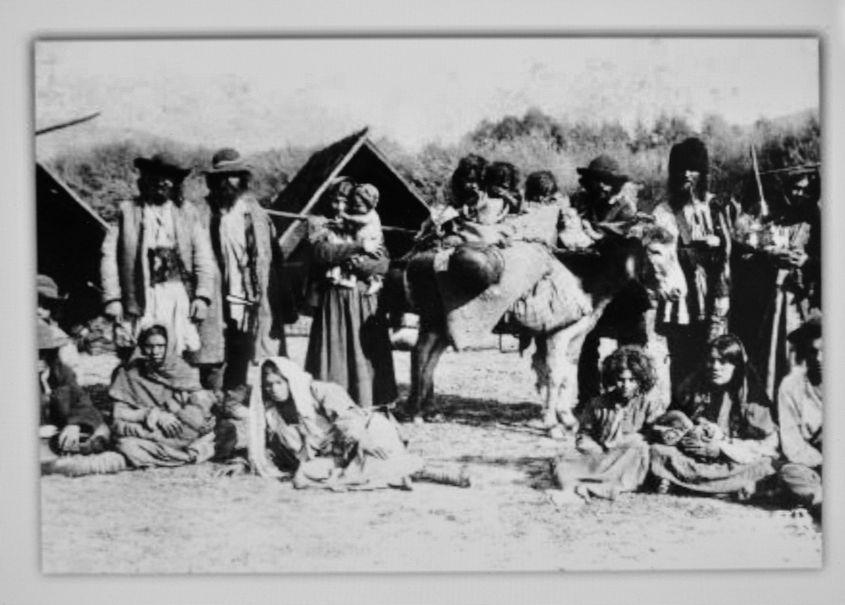 Țigani nomazi din zona Brașovului, la 1910. Fotografie de Adler Arthur, aflată în colecția Muzeului Etnografic din Budapesta.