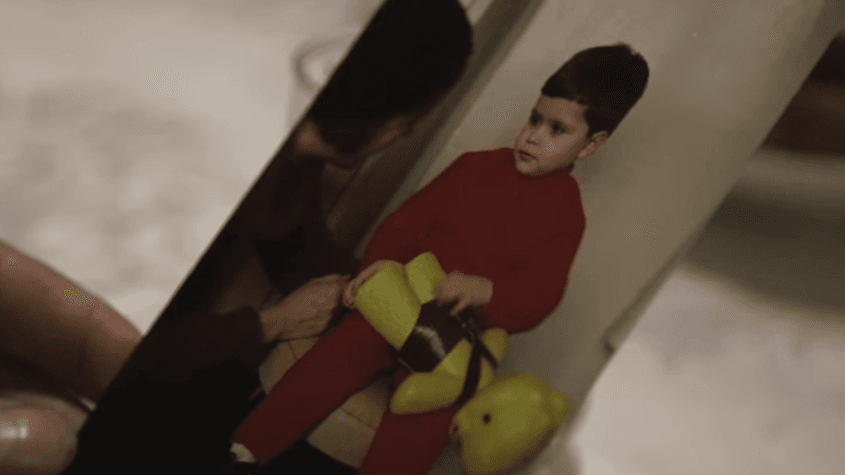 Măriuca, la 4 ani. Fotografie realizată de mama sa adoptivă în orfelinatul de la Alba Iulia. (Captură video)