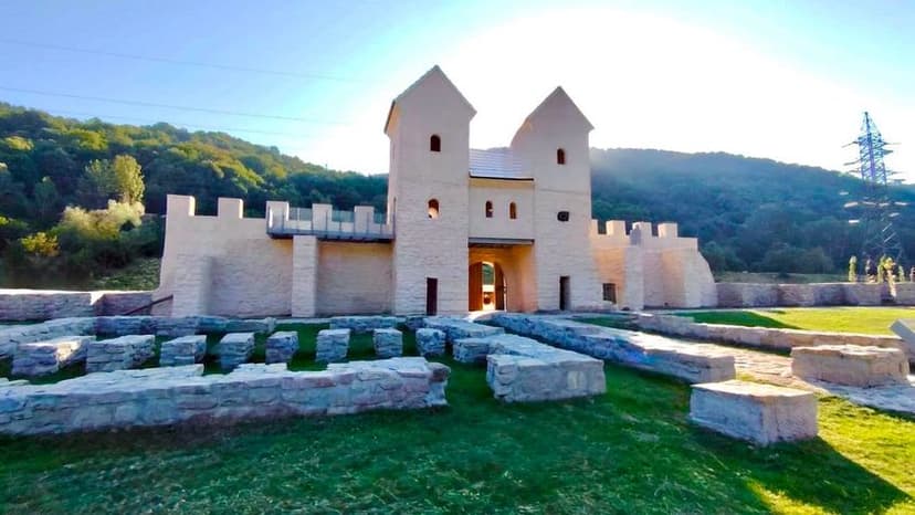 Rezultatul lucrărilor de reabilitare a Castrului Roman Arutela, declarat sit UNESCO în 2024, a fost criticat dur în spațiul public. FOTO: Ministerul Culturii
