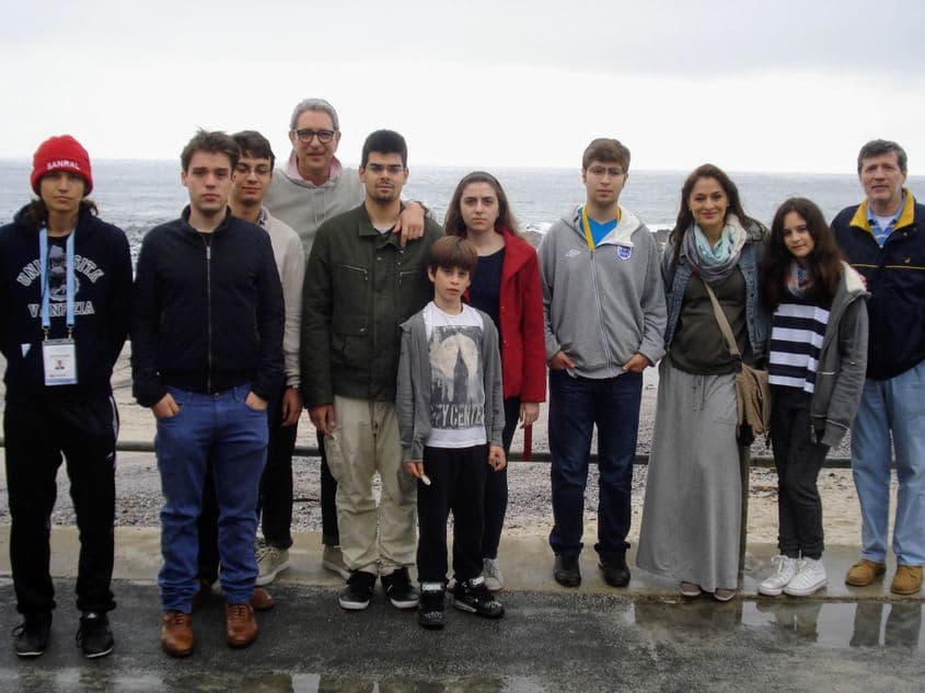 Bogdan Enescu (primul din dreapta), cu lotul olimpic de matematică al României, în Africa de Sud, 2014.