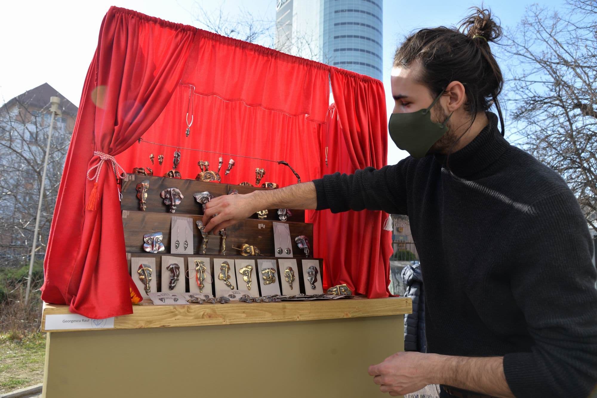 Mărțișoare sculptate în metal de Raul Georgescu expuse la Târgul Mărțișorului la Muzeul Țăranului Român. Foto Lucian Muntean