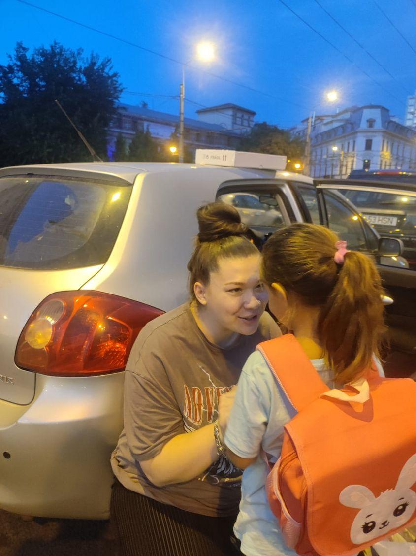 Arina Buțu, asistentă socială la Asociația Carusel și coordonatoarea Centrului Comunitar ILO-Ferentari cu o fetiță beneficiară