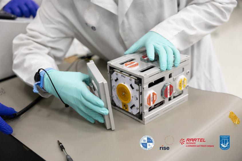 Satelitul EMISAR. Foto: <a target="_blank" href="https://www.spacescience.ro/outreach/vesti-extraordinare/" target="_blank" rel="noreferrer noopener">spacescience.ro</a>