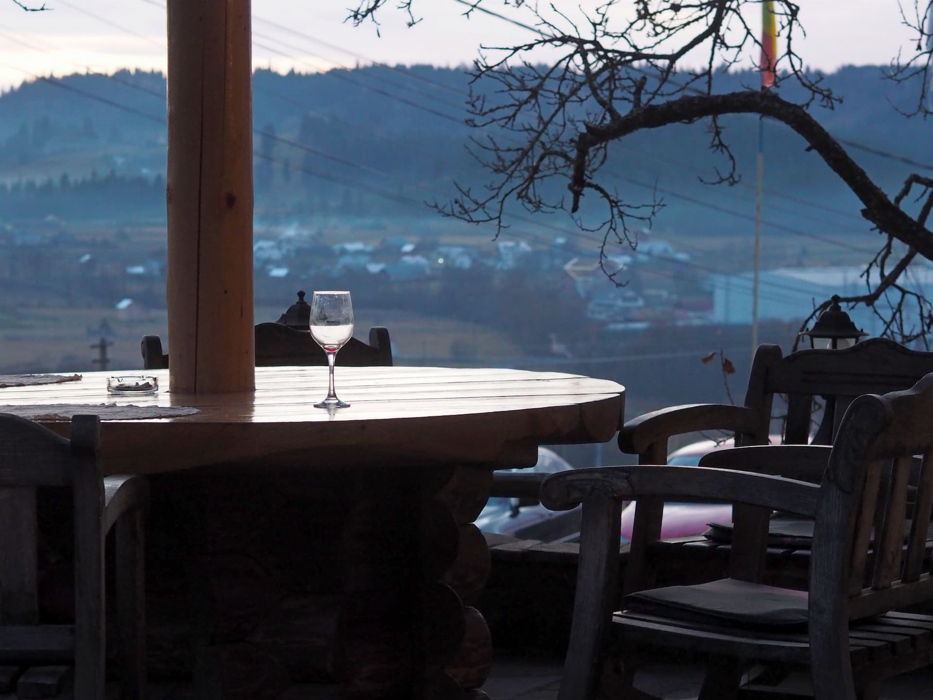 Când se lasă seara după o zi de umblat, totul se așază, chiar și lumina.