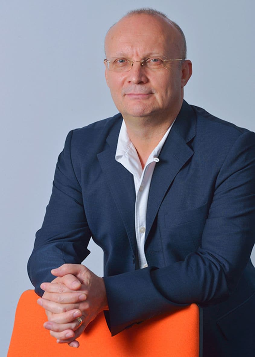 Florin Talpeş are 61 de ani şi este absolvent de Matematică la Bucureşti.