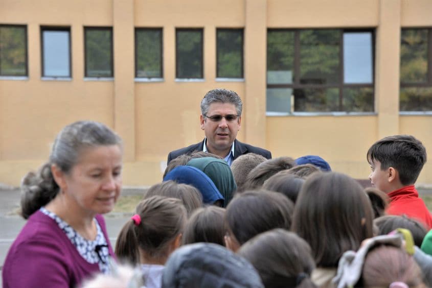 Directorul Ionel Pușcaș, coordonând un exercițiu de evacuare în caz de incendiu. Foto: Lucian Muntean