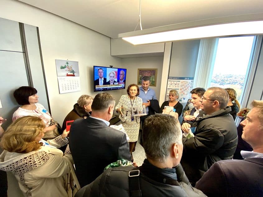 Maria Grapini le-a prezentat invitaților săi biroul din Parlamentul European. Foto: Maria Tufan