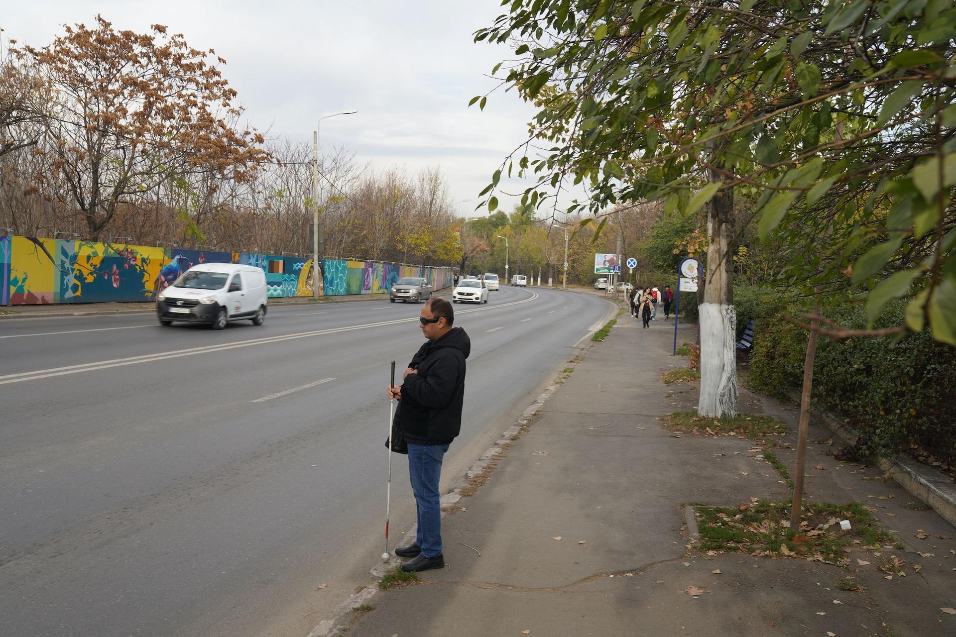 Să traversezi strada în București, ca nevăzător, poate fi o chestiune de viață și de moarte. Foto: Andreea Câmpeanu
