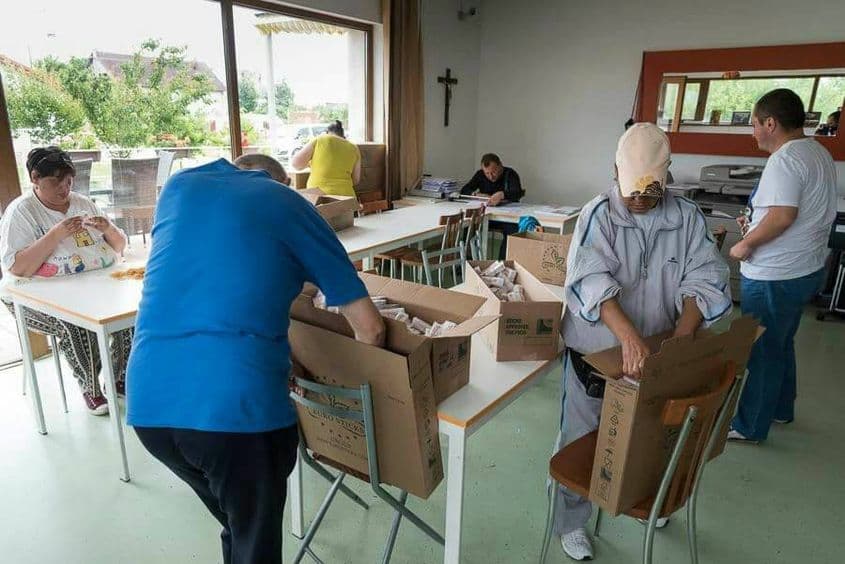 Unitatea Protejată „Pentru Voi” de la Timișoara oferă servicii de etichetare, sortare sau asamblare. Foto: Pagina de Facebook a Unității