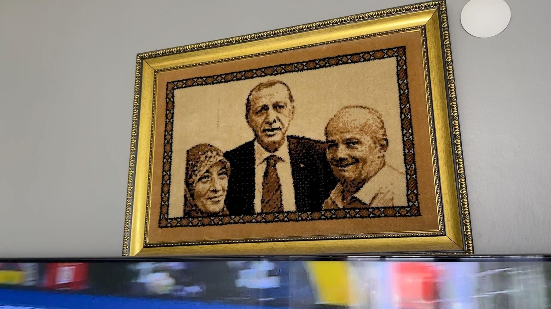 The photo of the President was turned into embroidery. Photo: Carolina Drüten