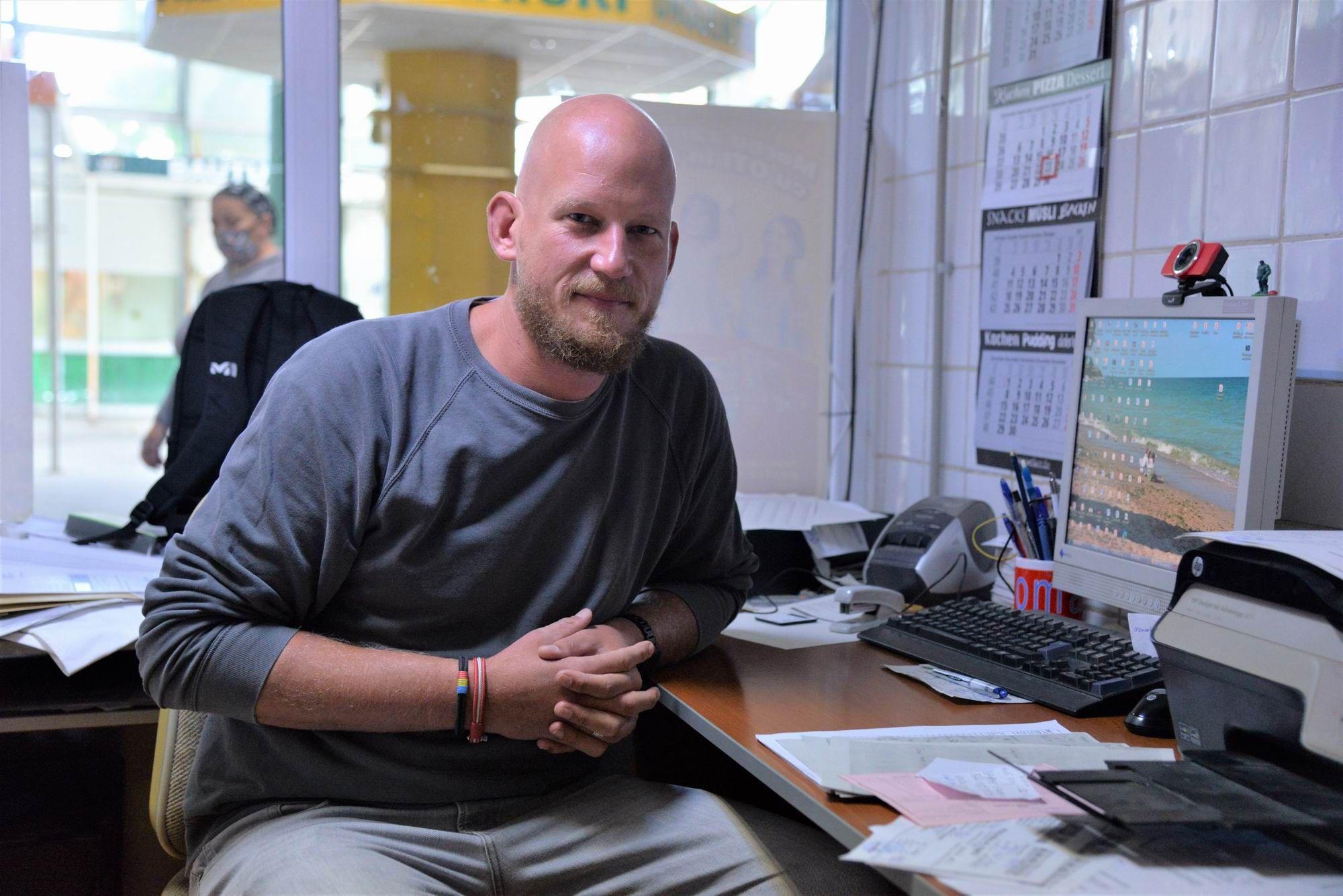 <meta charset="utf-8">Simon Suitner la Somaro, magazinul social din Piața Matache. Foto Lucian Muntean