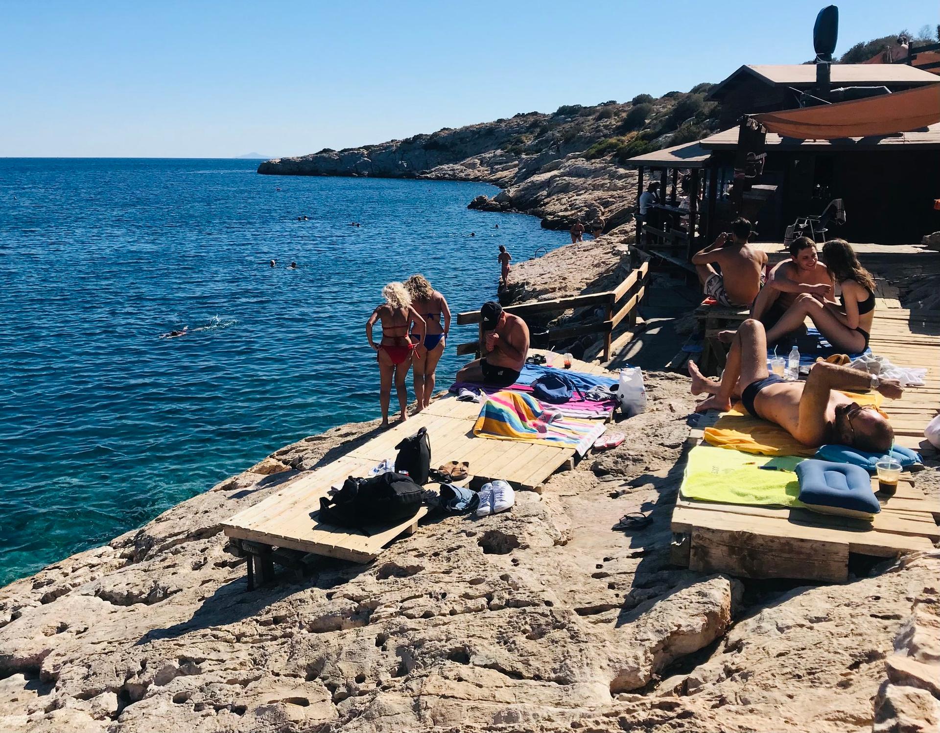 O plajă în Vouliagmeni, o suburbie a Atenei. Fotografia e din septembrie 2022. Vara nici nu ai unde îți pune prosopul. Foto: Ioana Epure