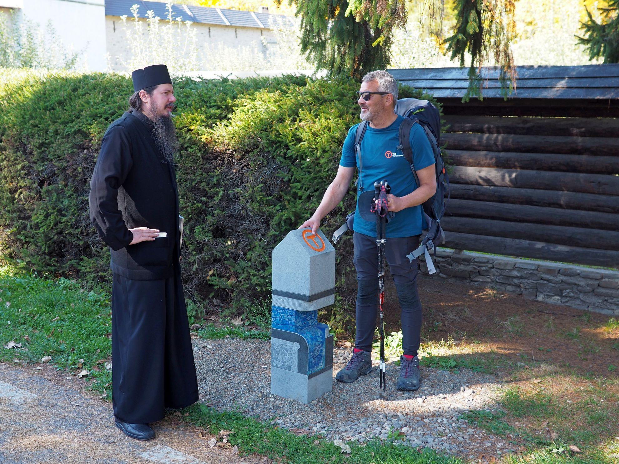 Părintele Dosoftei și Alin lângă borna de unde pornesc cei 1000 de kilometri spre sud.