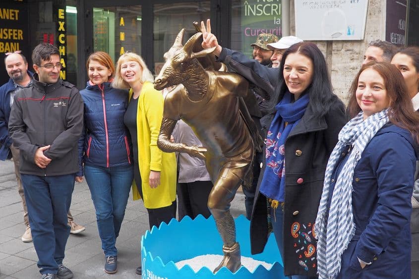 O parte din redacția HotNews, în fața sediului lor de pe Calea Victoriei.