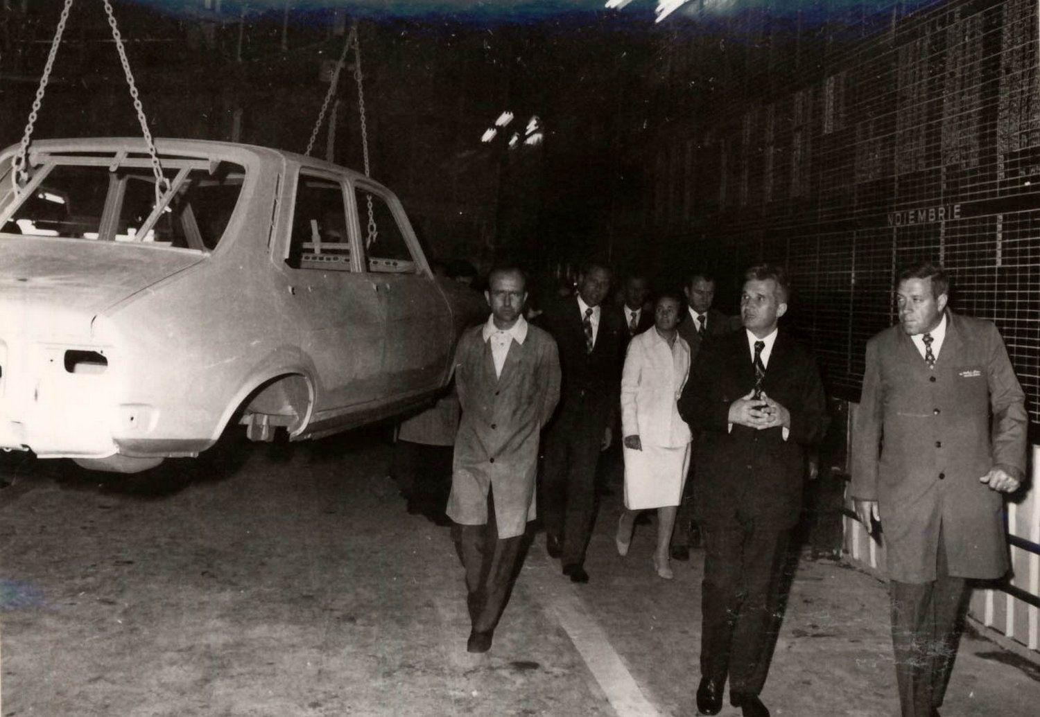 Uzina de autoturisme Pitești în 1976, vizitată de Nicolae Ceaușescu. Foto: <a target="_blank" href="https://fototeca.iiccmer.ro/" target="_blank" rel="noreferrer noopener">Fototeca online a comunismului românesc</a>