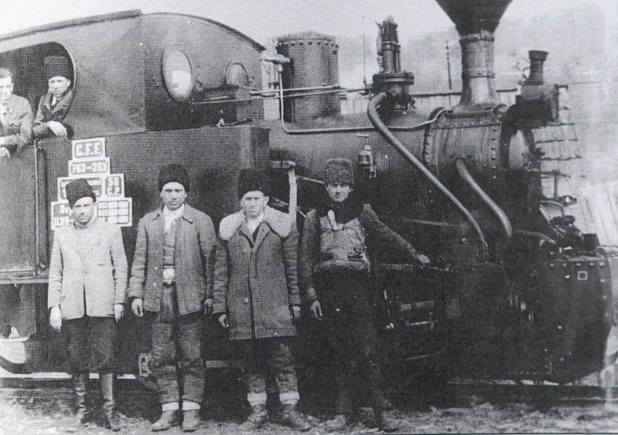 O locomotivă din Lunca Ilvei în 1962. Foto din colecția Demeter Alexandru, Bistrița. În volumul Ghezășul Ilvelor de Paul Brașcanu, fotocopie.