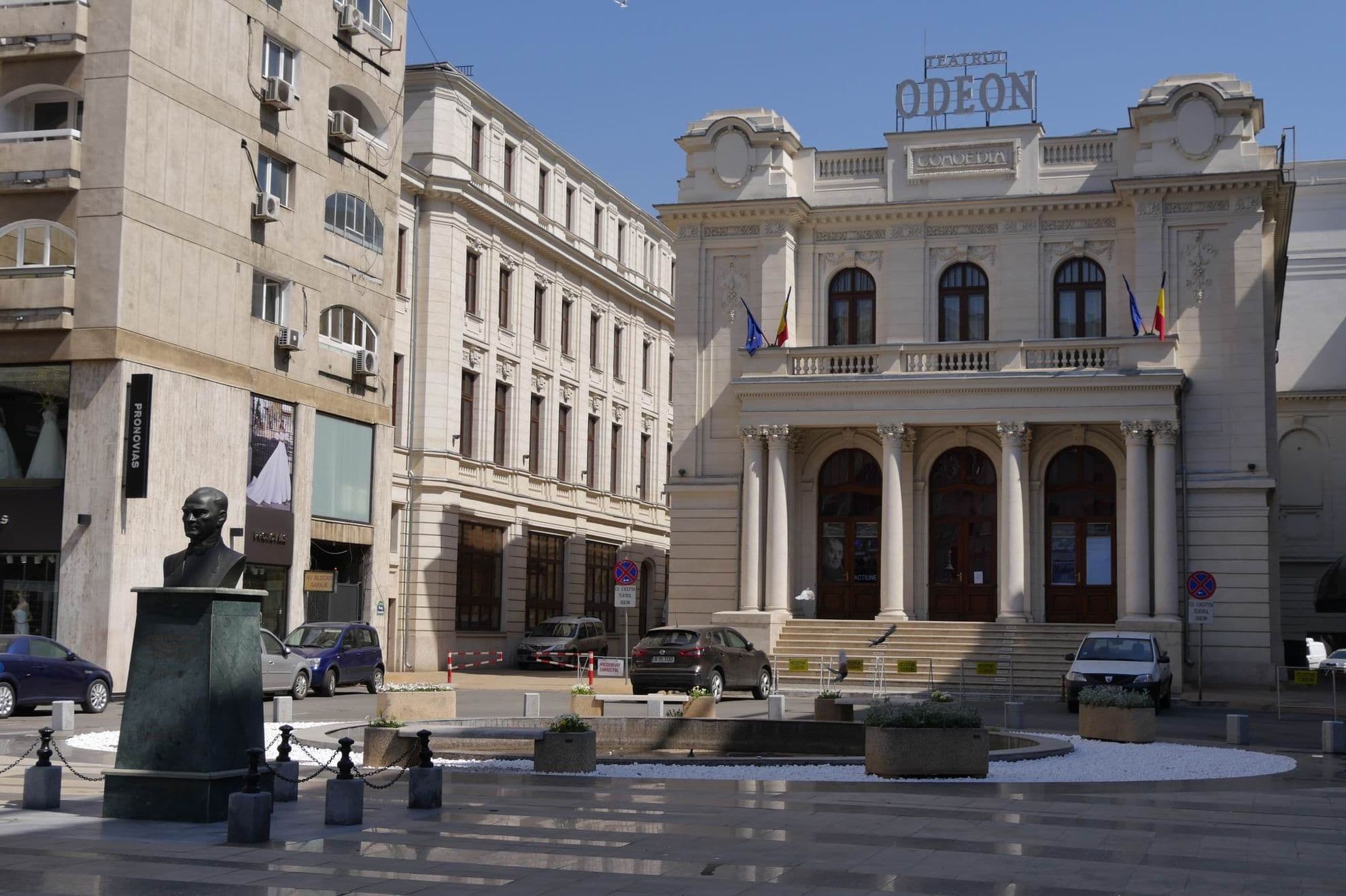 Clădirile-monument de arhitectură alternează deranjant cu balcoanele închise cu termopan. Piațetele sunt refăcute de prea multe ori cu materiale nepotrivite traficului intens, care se sparg sau se dezlipesc. Foto: Lucian Muntean