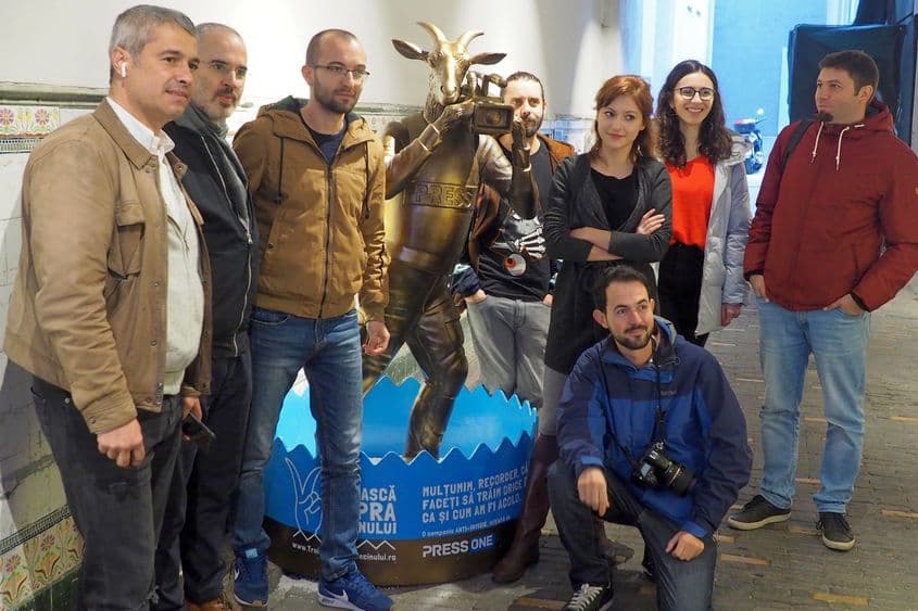 Toți jurnaliștii de la Recorder (care nu erau pe teren) au venit la "dezvelirea" Caprei.