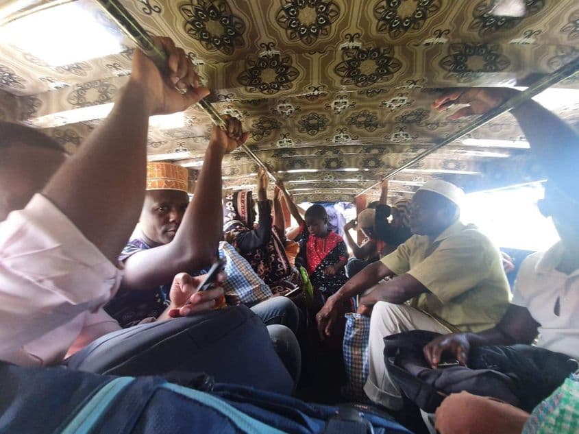 În daladala, întotdeauna mai e loc de cineva. Foto: Ionuț Dragomir