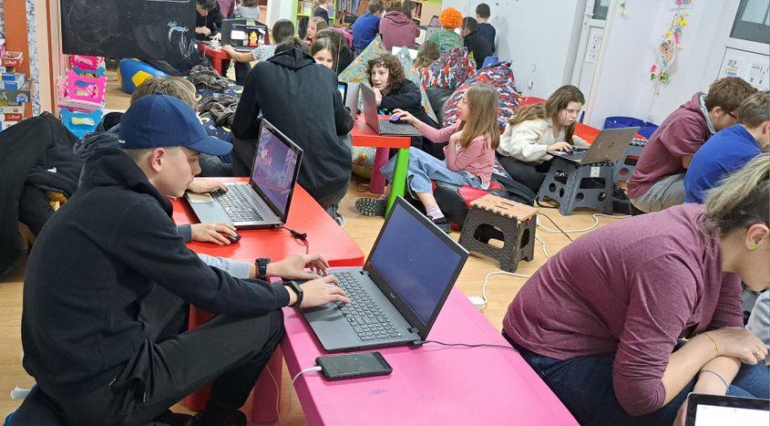 Laboratoarele Triplu Start ajută copiii să se familiarizeze cu tehnologia. Foto: Arhiva Triplu Start