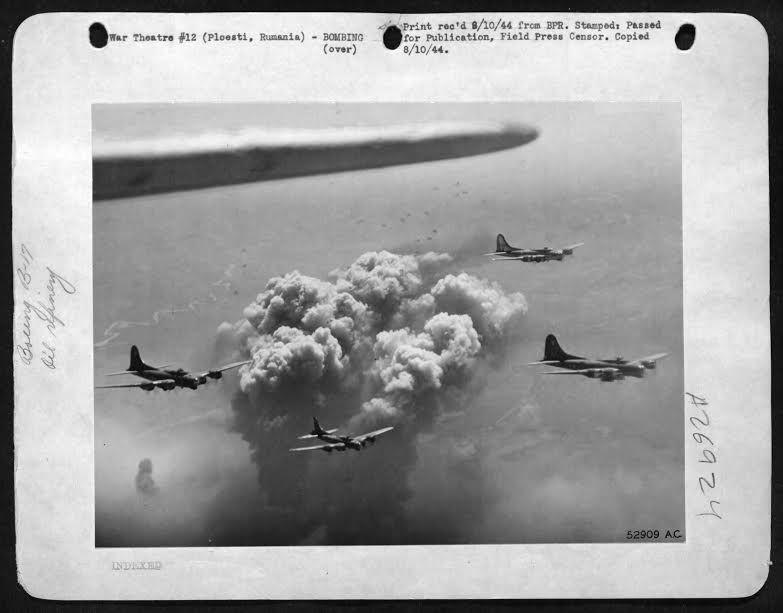 Avioane americane deasupra Ploieștiului. Sursa foto: historia.ro