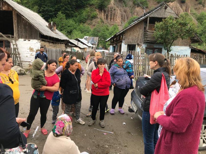 Adina Păun, moașă, alături de femeile participante la proiectul ACCESS, derulat de Centrul FILIA. Foto: Centrul FILIA