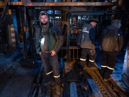 Reportaj: Minerii care sting lumina. De ce s-au bătut oamenii din Valea Jiului pe slujbele din subteran