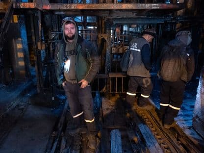 Reportaj: Minerii care sting lumina. De ce s-au bătut oamenii din Valea Jiului pe slujbele din subteran