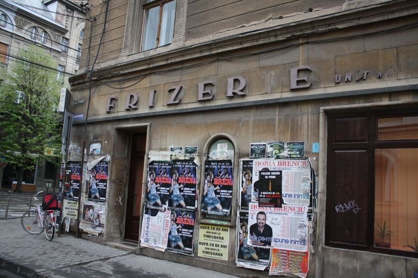 Afișe cu cântăreața Lepa Brena, o vedetă a Serbiei în anii ’80.